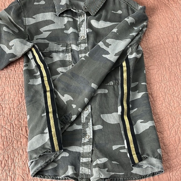 Express Camo Snap Shirt EUC - Picture 9 of 10